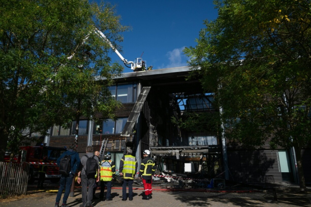 The entrance of a school in Nantes was set on fire