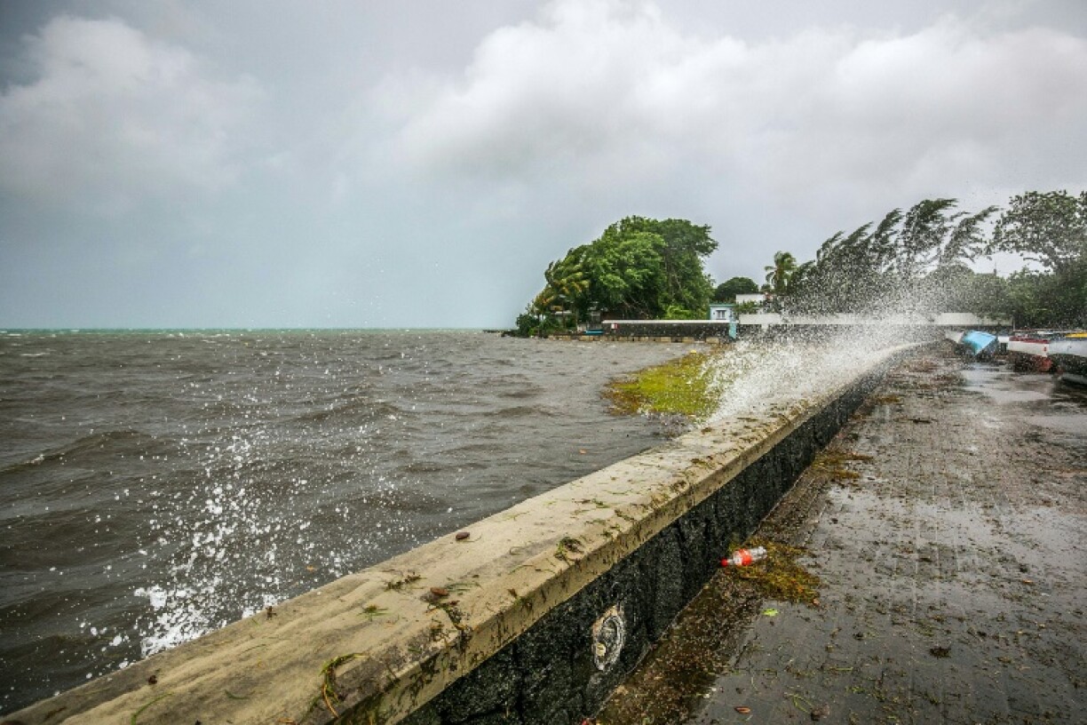 Le cyclone Belal à l'oeuvre sur le littoral de Mahébourg, sur l'île Maurice, le 15 janvier 2024