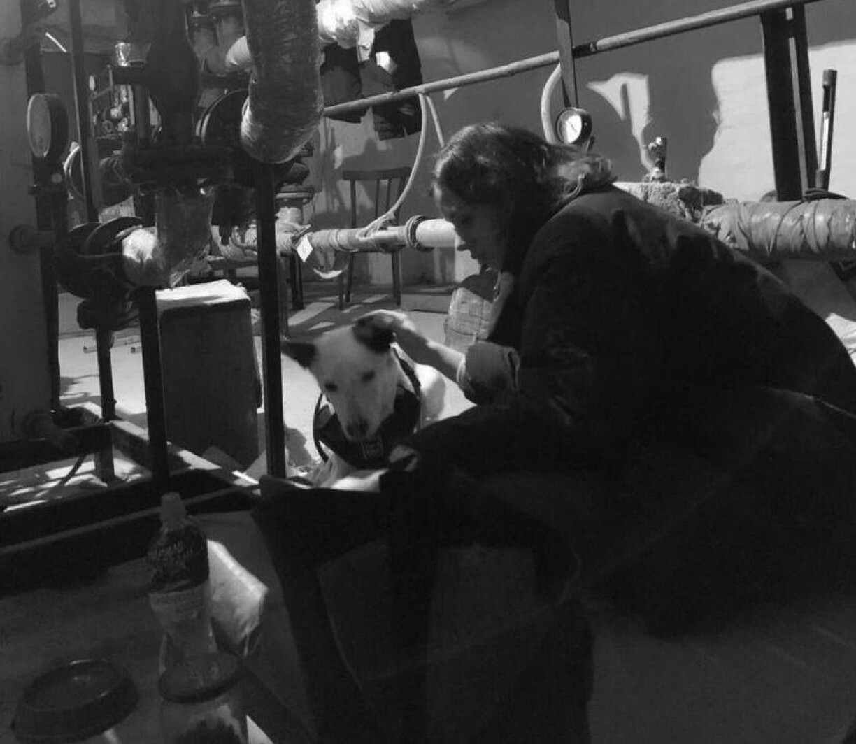 Am Ufank vum Krich huet Russland och déi ukrainesch Haaptstad attackéiert. Op der Foto d'Alina am Keller wärend Bommenattacken.