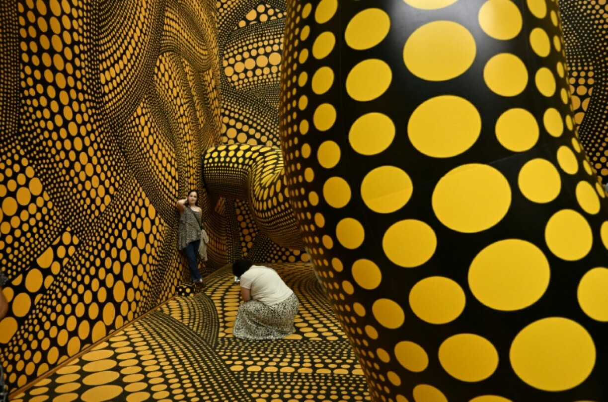 Des visiteurs prennent des photos tandis qu’ils dans l’installation