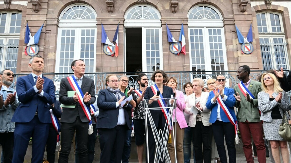 La maire de Strasbourg Jeanne Barseghian s'adresse aux participants à une action nationale à Strasbourg, dans l'est de la France, le 3 juillet 2023, après que les maires de France ont appelé la population et les élus à se rassembler devant toutes les mairies à midi, invoquant la