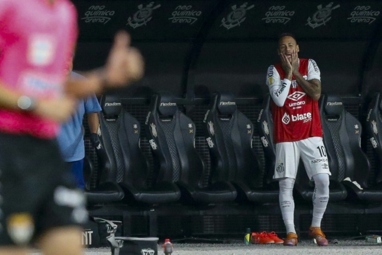 Neymar sur le banc lors de la demi-finale du championnat de l'Etat de Sao Paulo entre Santos et Corinthians, le 9 mars, à Sao Paulo