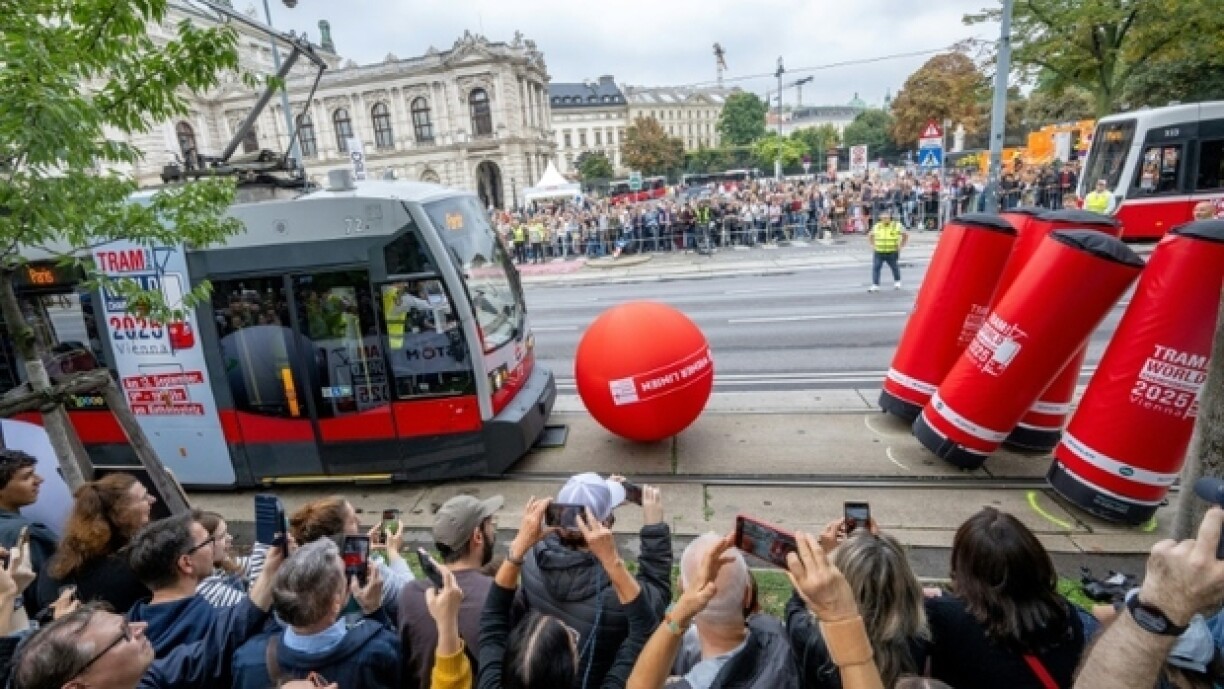 Le tram de l'équipe française concourt à l'épreuve de bowling du championnat du monde des conducteurs de tramways, le 13 septembre 2025 à Vienne