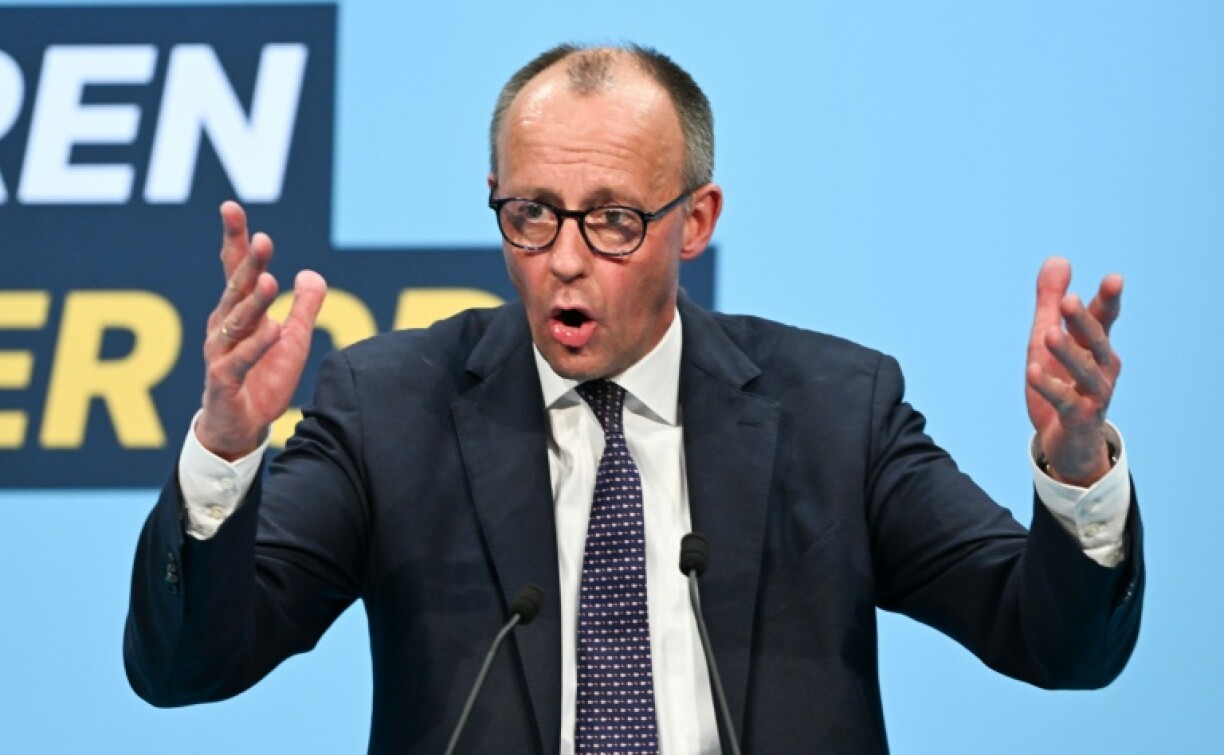 Le chancelier allemand et chef de l'Union chrétienne-démocrate (CDU) Friedrich Merz s'adresse au public lors d'un meeting de campagne électorale à Stockach, dans le sud de l'Allemagne, le 6 mars 2026