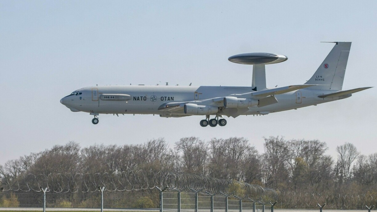 Dëse Fliger flitt ënnert Lëtzebuerger Fändel