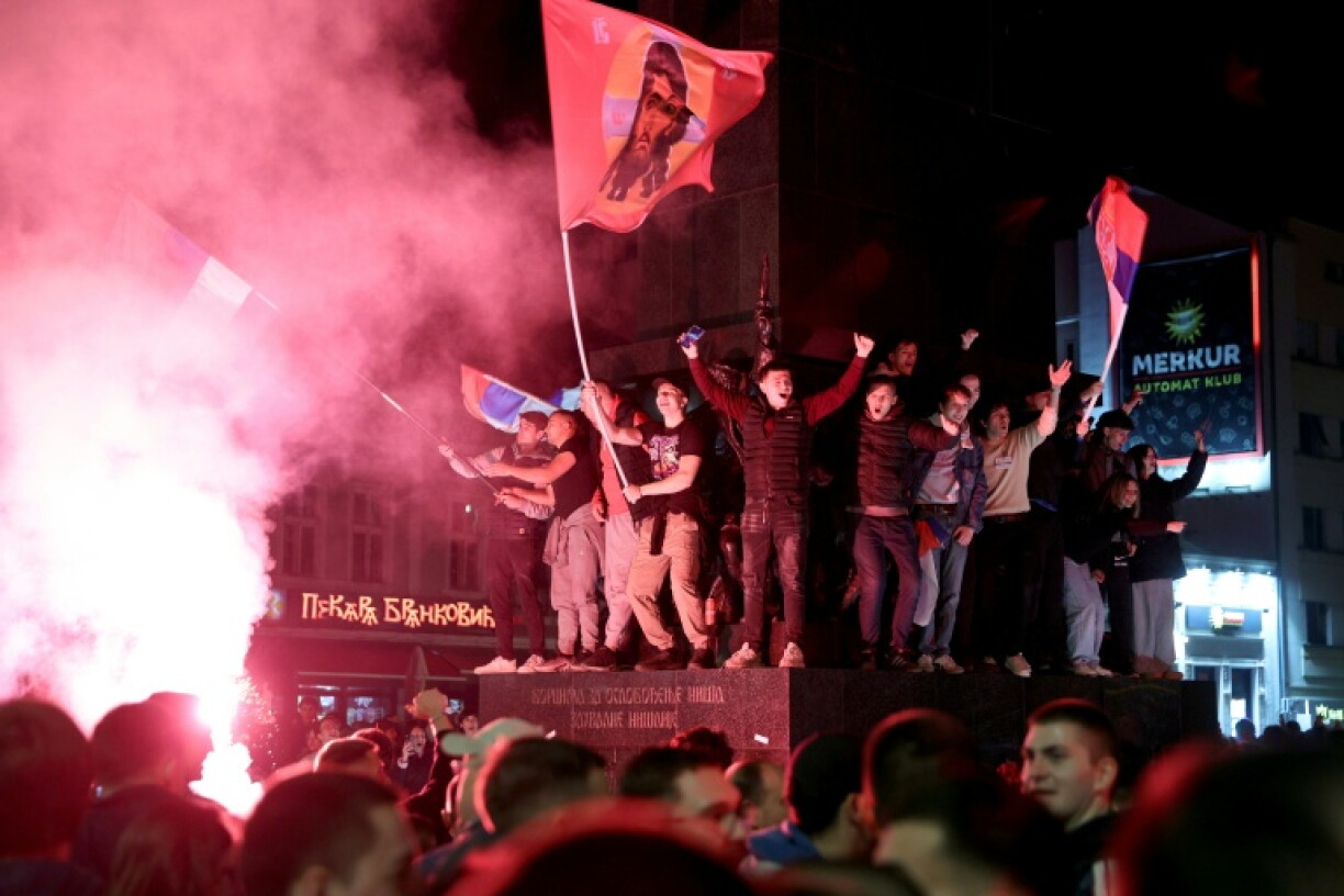 Des partisans de l'opposition célébrant sa victoire aux législatives à Nis, en Serbie dans la nuit du 25 au 26 octobre 2026.