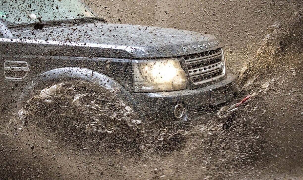 Image d'illustration: une Land Rover Discovery 4 s'embourbe dans la boue.