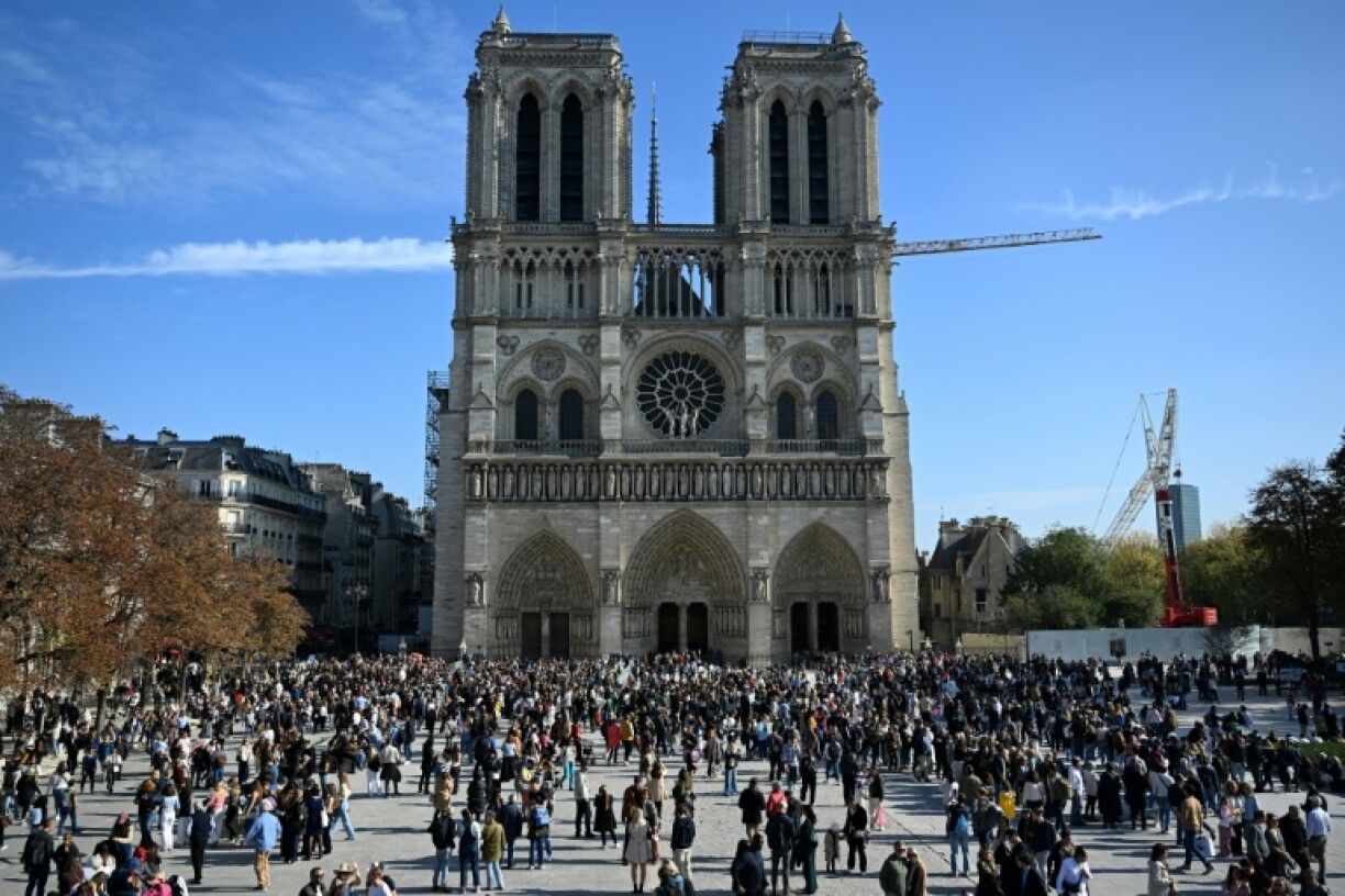 Des visiteurs devant Notre-Dame de Paris, le 11 octobre 2025