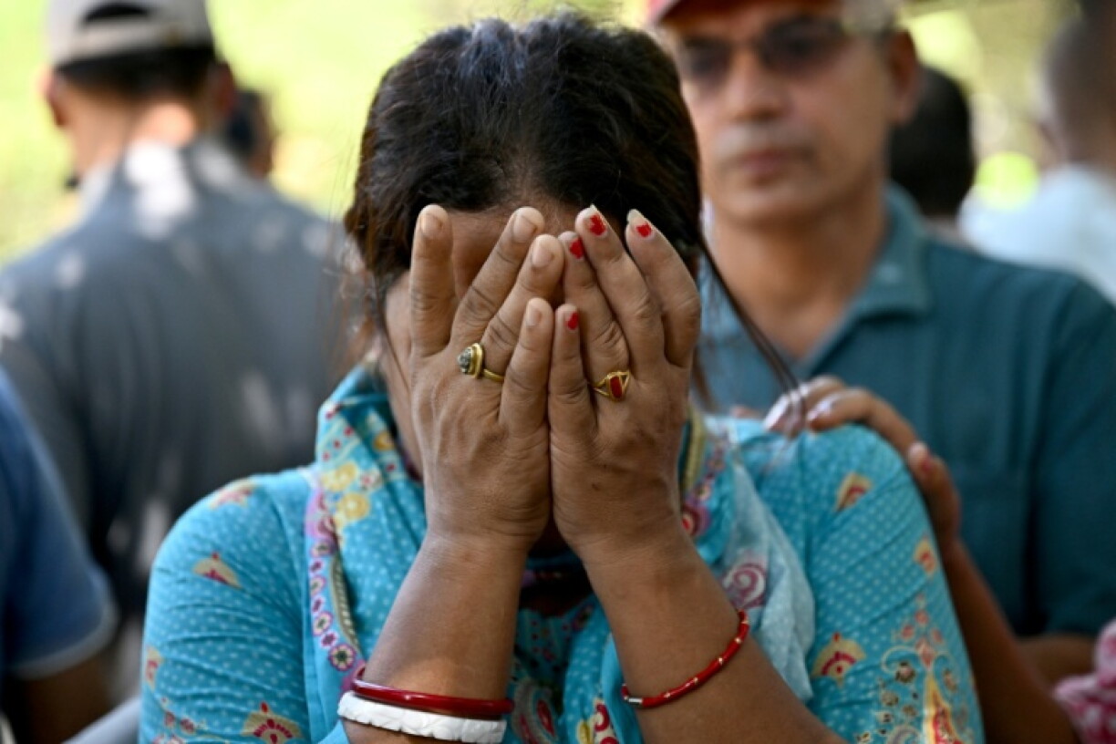 Une proche d'une personne disparue dans les inondations, à Trishuli Bazar, Népal, le 5 septembre 2026