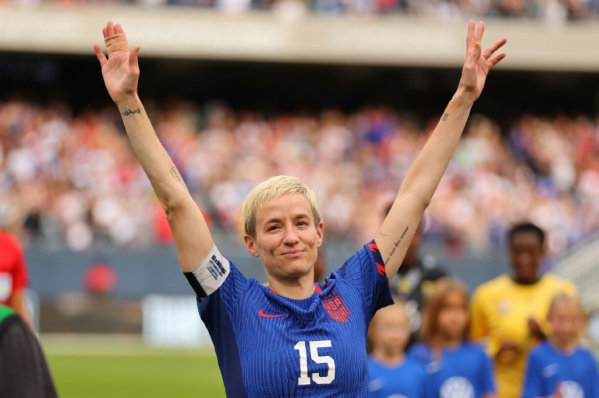 La footballeuse américaine Megan Rapinoe salue la foule avant son dernier match contre l'Afrique du Sud au Soldier Field à Chicago, le 24 septembre 2023