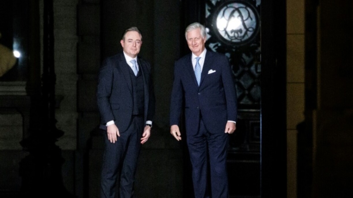 Le chef des conservateurs flamands (N-VA), Bart De Wever, et le roi Philippe de Belgique, avant une réunion pour discuter des négociations en vue de former un gouvernement fédéral au Palais Royal à Bruxelles, le 31 janvier 2025