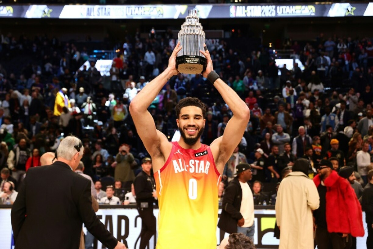 Jayson Tatum avec le trophée de MVP du All Star Game 2023, à Salt Lake City (Utah), le 19 février 2023