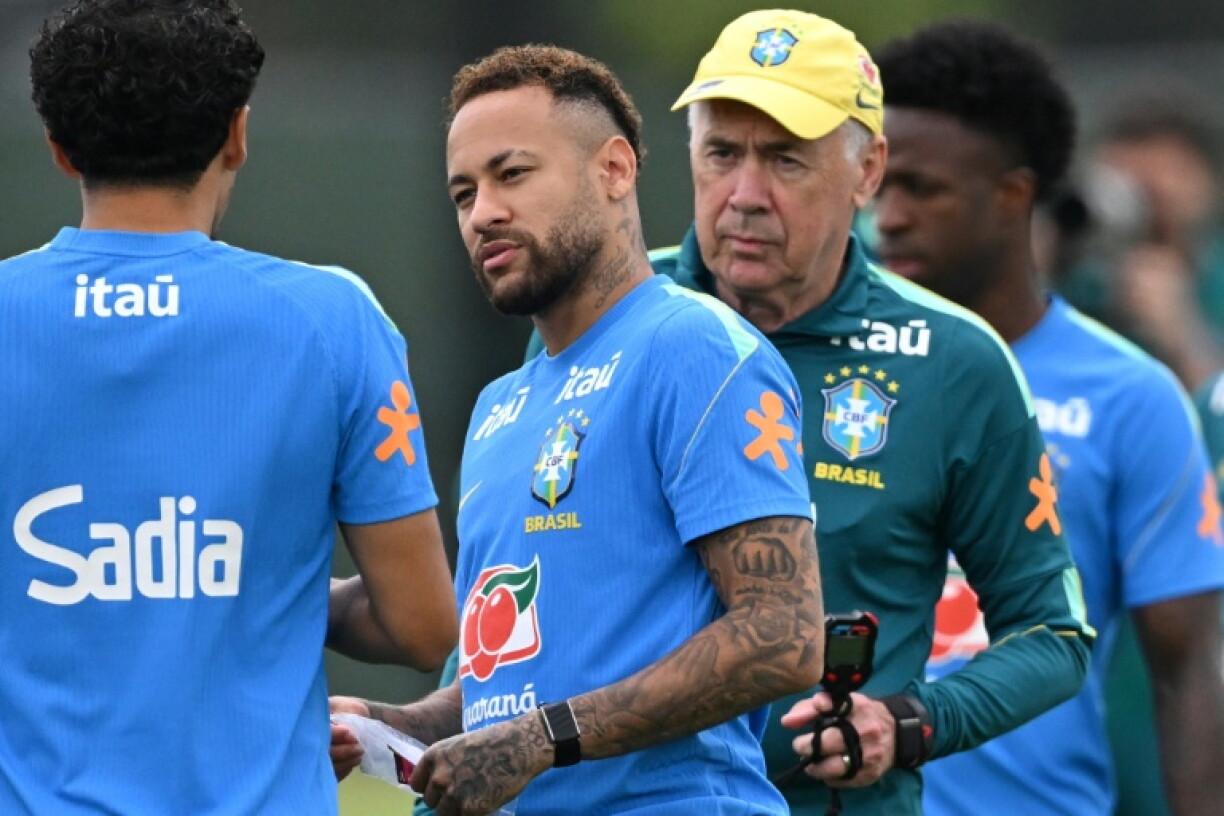 L'attaquant brésilien Neymar (centre) et le sélectionneur Carlo Ancelotti (droite) lors de l'entraînement le 22 juin 2026 à Morristown (New Jersey)