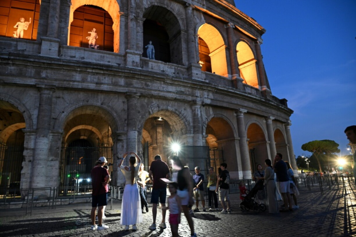 Des visiteurs participent à une visite guidée "Une nuit au Colisée", le 14 août 2026 à Rome