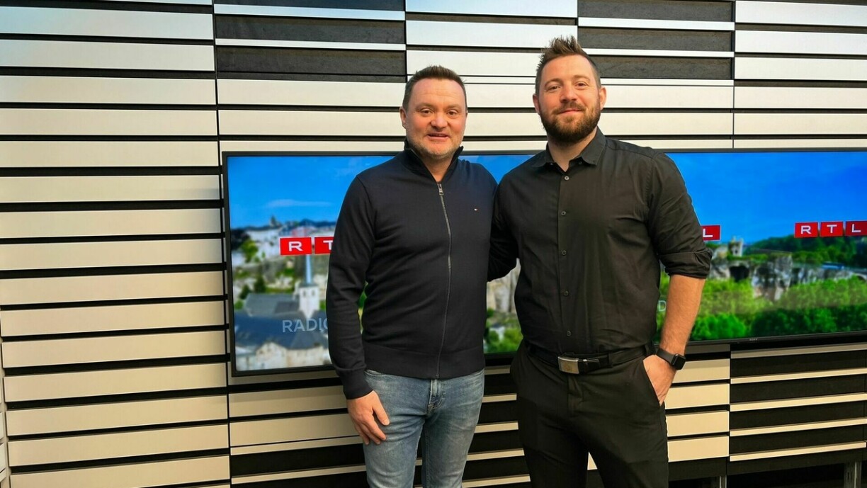De Franky Hippert aus der RTL-Sportredaktioun (lénks) mam Franky Hippert vum HB Diddeleng (riets).