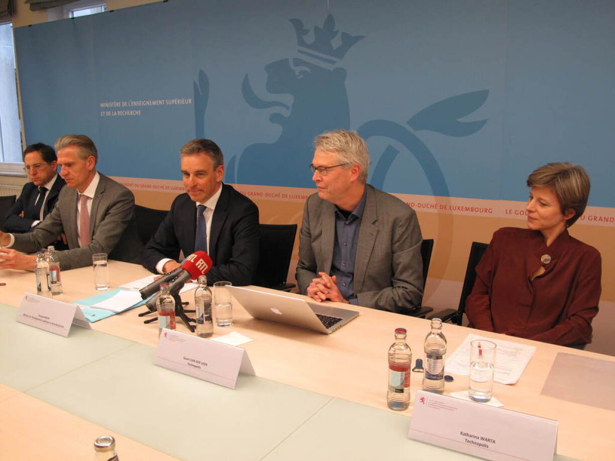 Bei der Virstellung vun der Evaluatioun (v.l.n.r.): Léon Diederich, Robert Kerger, Claude Meisch, Geert van der Veen, Katharina Warta.