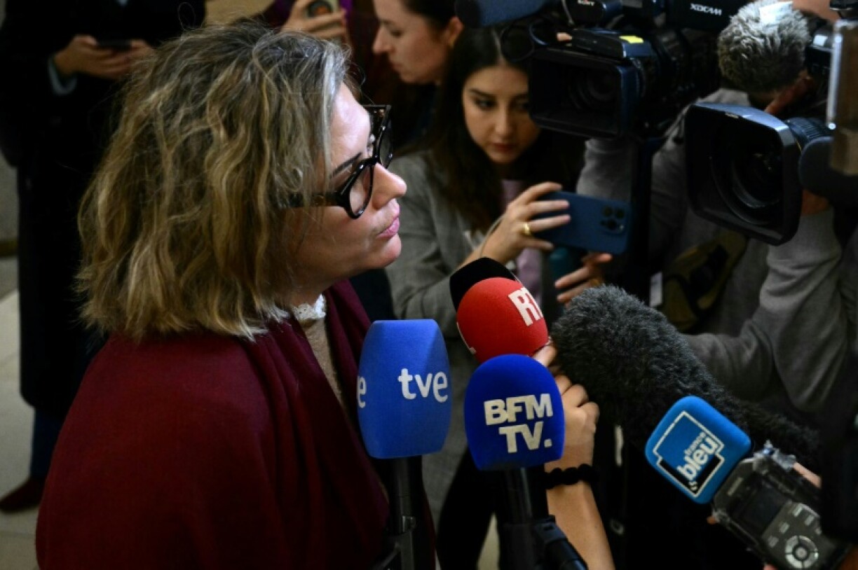 Caroline Darian, la fille de Gisèle Pelicot, parle à la presse à la sortie de la salle d'audience, le 18 novembre 2024 à Avignon