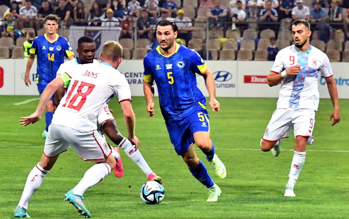 Le défenseur bosnien Sead Kolasinac, sous le regard de Danel Sinani (à droite) et de Laurent Jans (de dos).