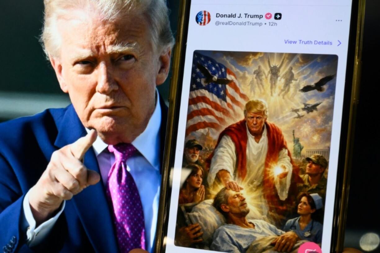 Illustration photographique, créée le 13 avril 2026, montrant une image du président américain Donald Trump sur un écran et une image générée par intelligence artificielle, publiée sur sa plateforme Truth Social, le représentant en Jésus-Christ après avoir critiqué le pape Léon XIV