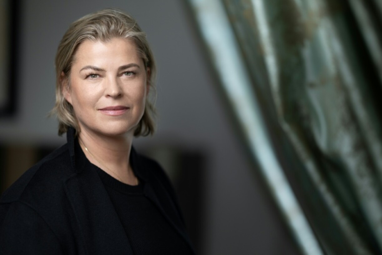 L'ancienne mannequin suédoise Ebba Karlsson pose lors d'une séance photo à Paris, le 18 mars 2026. Palier après palier, jusqu'à être "hameçonnées": Juliette G. et Ebba P. Karlsson, deux ex-mannequins repérées par Daniel Siad pour être présentées, respectivement, au criminel sexuel américain Jeffrey Epstein et au directeur d'une prestigieuse agence française, dénoncent auprès de l'AFP une insidieuse mécanique
