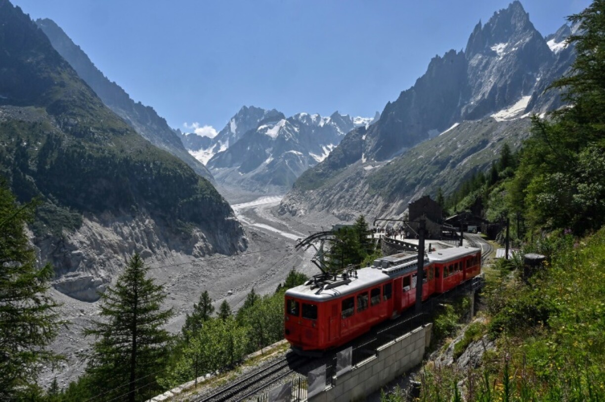 Le train du Montenvers passant à côté de la