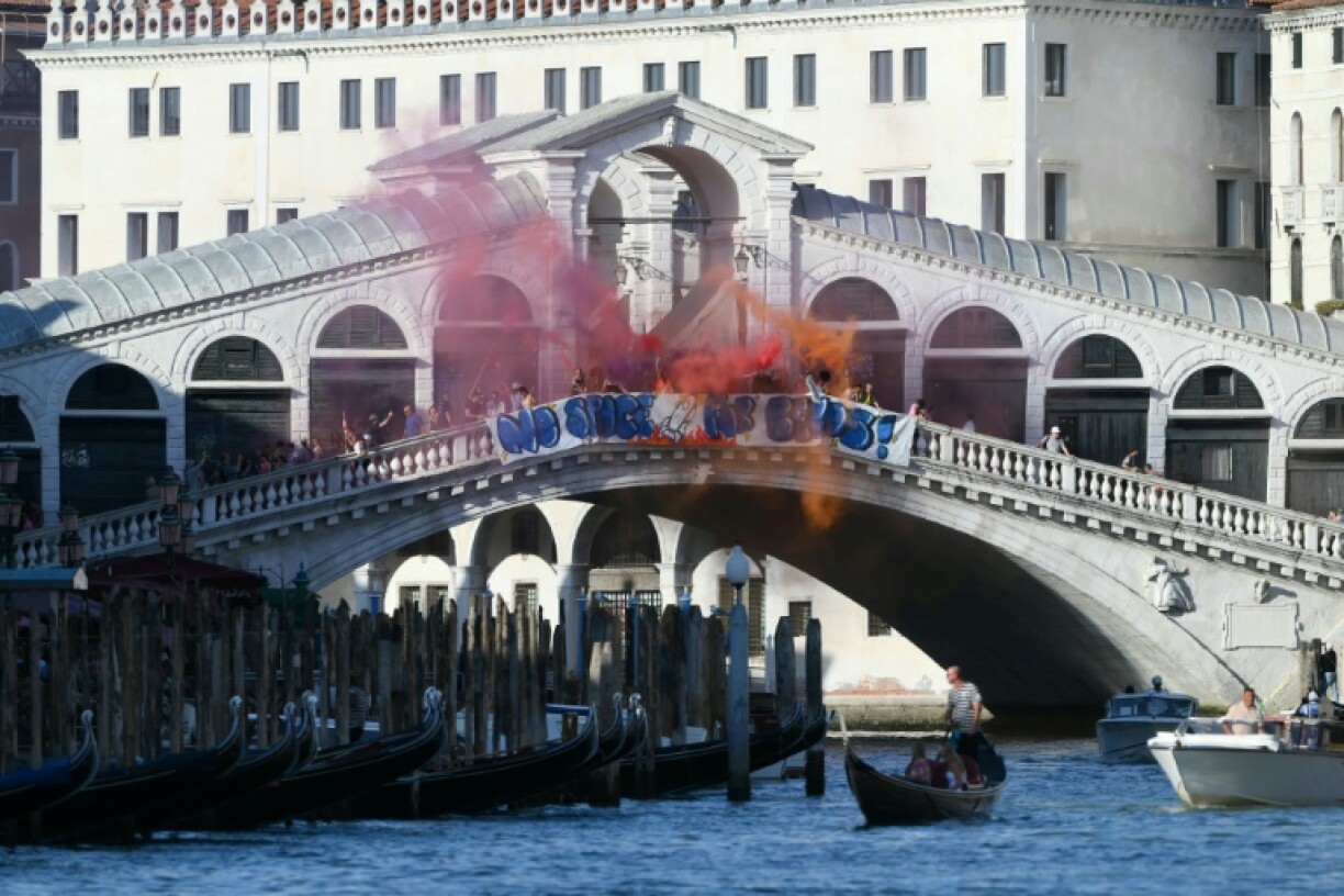 Protesters hang a 'No place for Bezos' banner on Venice’s Rialto Bridge