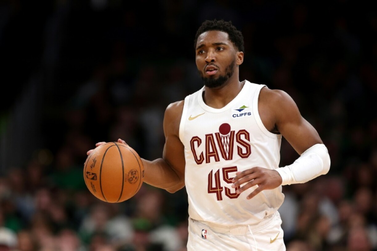 Donovan Mitchell's 26 points helped the Cleveland Cavaliers book their place in the playoffs with a 112-107 defeat of the Miami Heat
