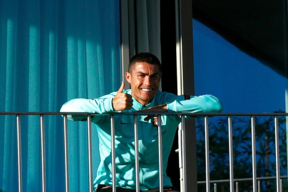 L'attaquant portugais Cristiano Ronaldo regarde ses coquipiers s'entraîner depuis un balcon au camp d’entraînement du Portugal, à Oeiras, le 13 octobre.