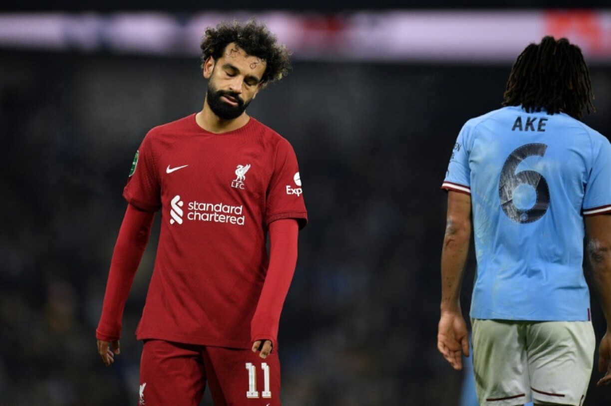 L'attaquant de Liverpool Mohamed Salah (g) et le défenseur de Manchester City Nathan Ake en Coupe de la Ligue anglaise, le 22 décembre 2022 à Manchester