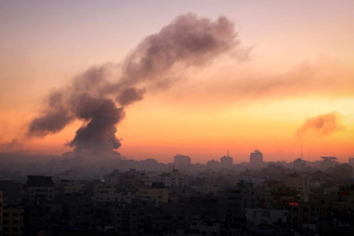 Bombardements israéliens sur la ville de Gaza, le 13 octobre 2023 à l'aube