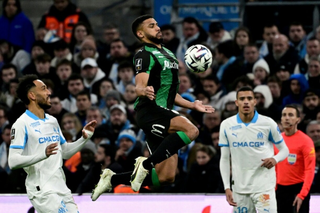 Le défenseur lensois Matthieu Udol (C) contrôle le ballon lors du match de Ligue 1 perdu 3-1 à Marseille, le 24 janvier 2026