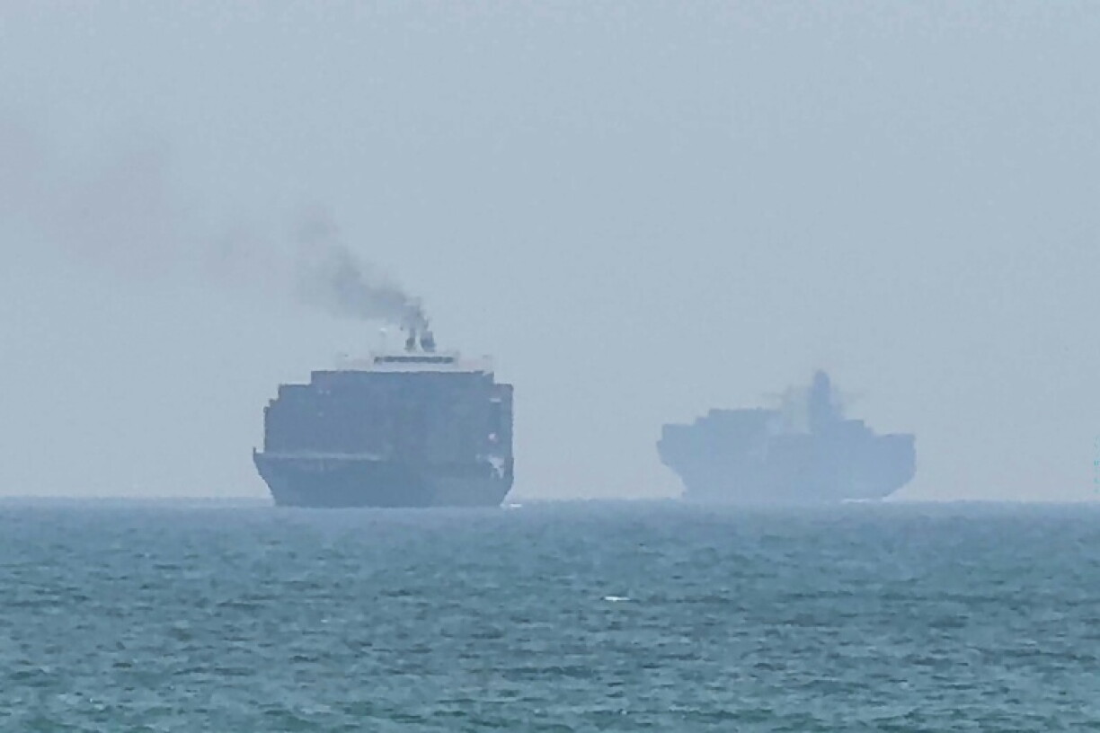 Capture d'écran d'une vidéo de l'AFPTV montrant des cargos près du détroit d'Ormuz au large des Emirats arabes unis, à Khor Fakkan, le 12 juillet 2026
