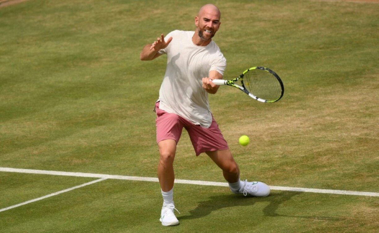 Adrian Mannarino opposé à l'Australien Alex De Minaur au Queen's Club à l'ouest de Londres, le 23 juin 2023