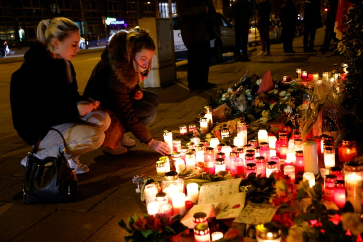 Des personnes déposent une bougie en hommage aux victimes devant le mémorial improvisé installé sur les lieux de l'attaque à la voiture-bélier à Munich, dans le sud de l'Allemagne, le 15 février 2025 The verdict is expected to be heard on August 6, 2026 in the case against Farhad N., who is accused of ramming a car into a crowd in Munich on February 13, 2025, killing a two-year-old girl and her mother and injuring dozens.