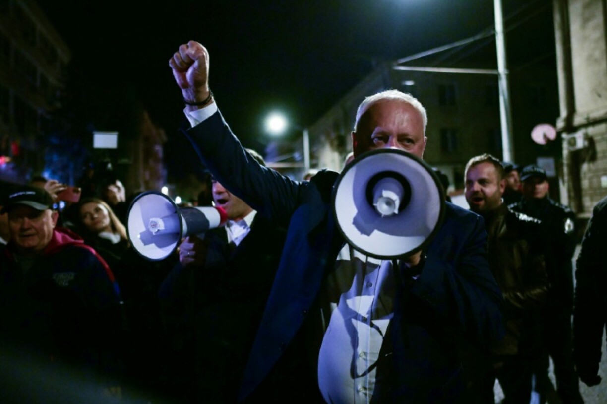 L'ancien président moldave Igor Dodon s'adresse à la foule devant la Commission électorale, le 28 septembre 2025 à Chisinau