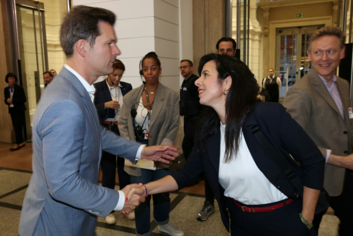 Elf Tage nach der Abgeordnetenhauswahl in Berlin haben sich Linke, Grüne und SPD zu einem ersten Gespräch vor möglichen Sondierungen getroffen. Dieses sei konstruktiv verlaufen, sagte eine Grünen-Sprecherin anschließend. Details nannte sie nicht.