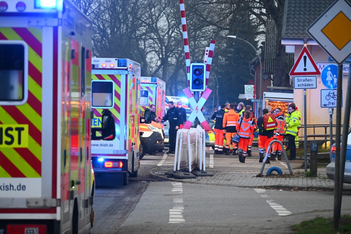 Des équipes de secours, des ambulances et des policiers se tiennent à un passage à niveau à la gare de Brokstedt, dans le nord de l'Allemagne