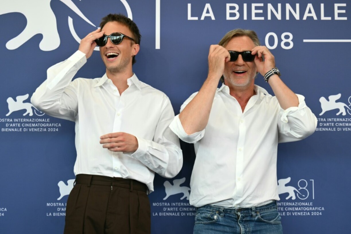 Les acteurs Drew Starkey (g) et Daniel Craig lors d'un photocall pour le film