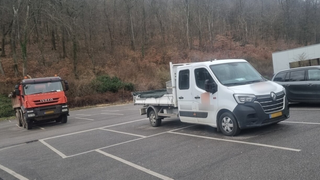 Une camionnette occupant trois places de stationnement, à Ottange...