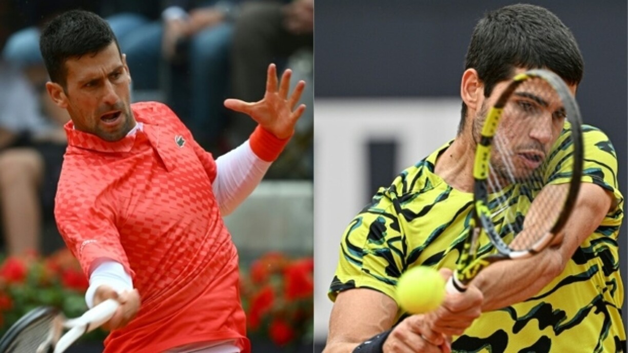 Novak Djokovic (L) a Carlos Alcaraz