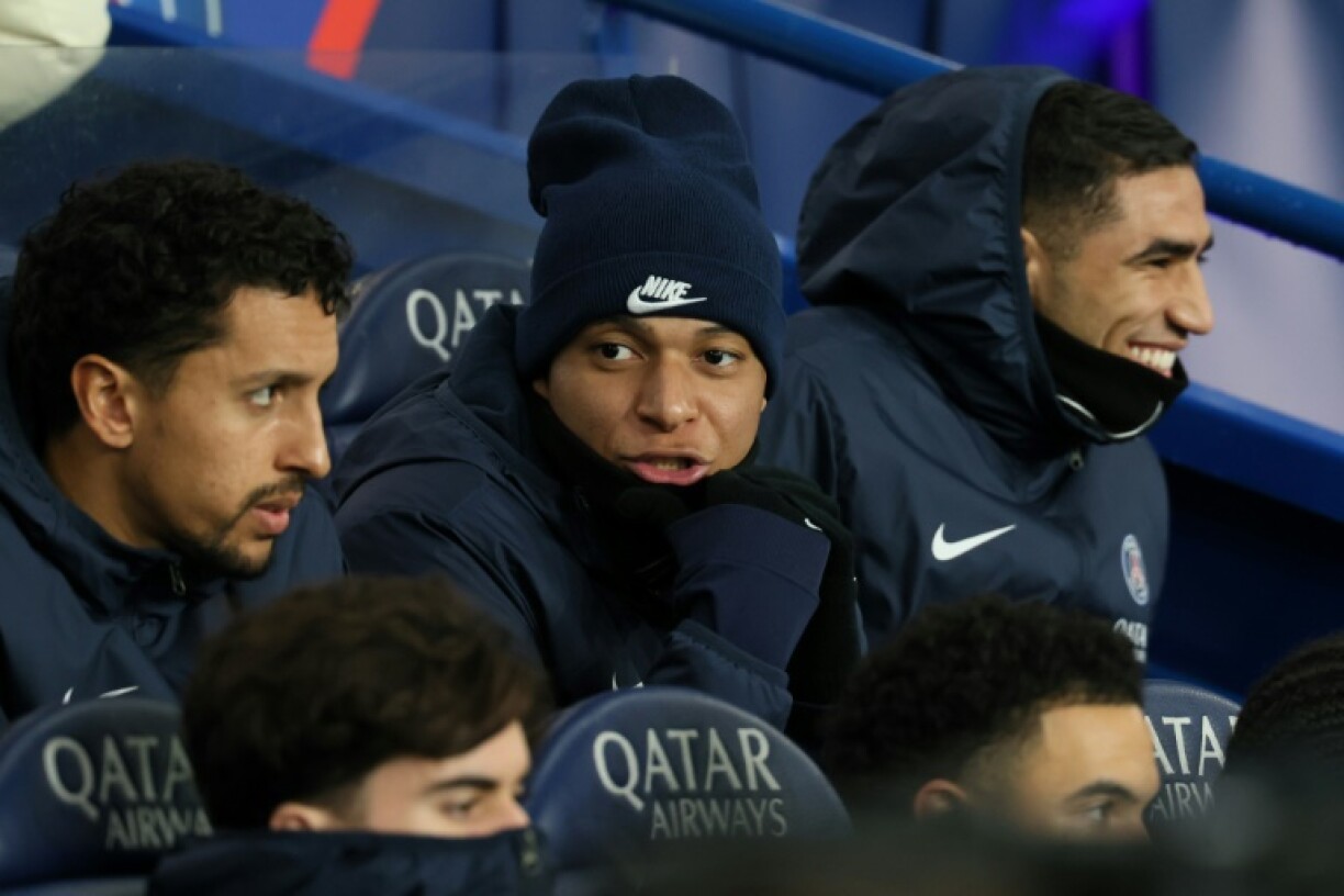L'attaquant français du Paris Saint-Germain Kylian Mbappe (au centre) avec le défenseur brésilien Marquinhos (à gauche), et le défenseur marocain Achraf Hakimi lors de la victoire du PSG contre Lille au Parc des Princes de Paris, le 10 février 2024