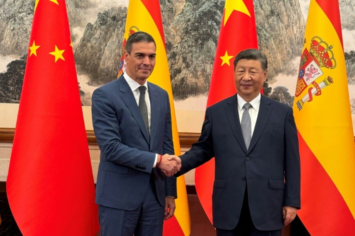 Spanish Prime Minister Pedro Sanchez (L) is scheduled to meet Chinese President Xi Jinping (R)