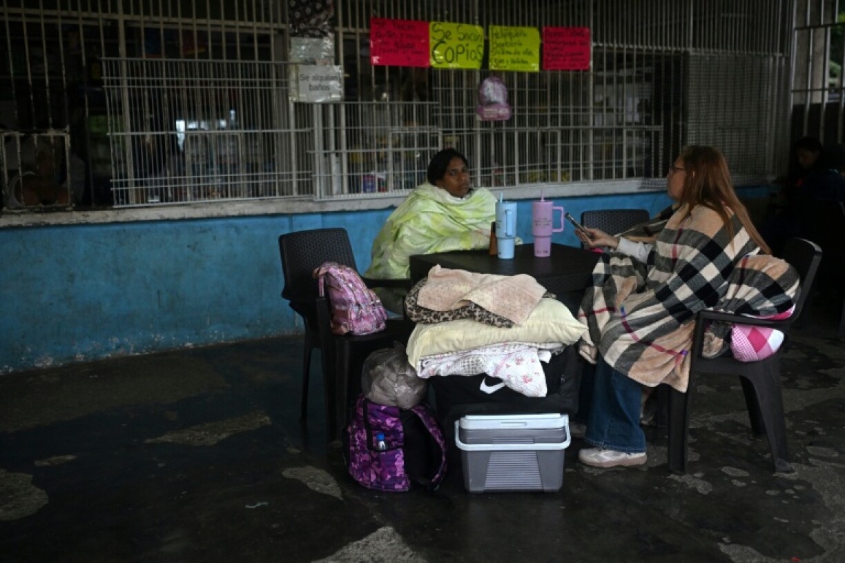 Des proches de prisonniers, enveloppés dans des couvertures, attendent des nouvelles sur la libération de détenus, devant la prison El Rodeo I à Guatire, à une trentaine de kilomètres de Caracas, le 12 janvier 2026