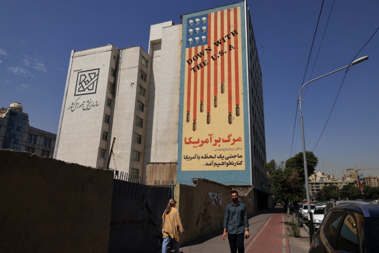 E Plakat mat anti-amerikanescher Propaganda zu Teheran.