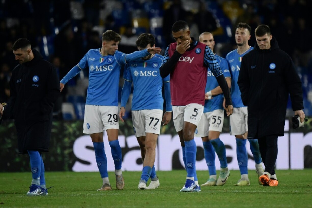 Des joueurs de Naples quittent le terrain après leur défaite 3-0 face à l'Inter Milan en Championnat d'Italie le 3 décembre au stade Diego-Armando-Maradona
