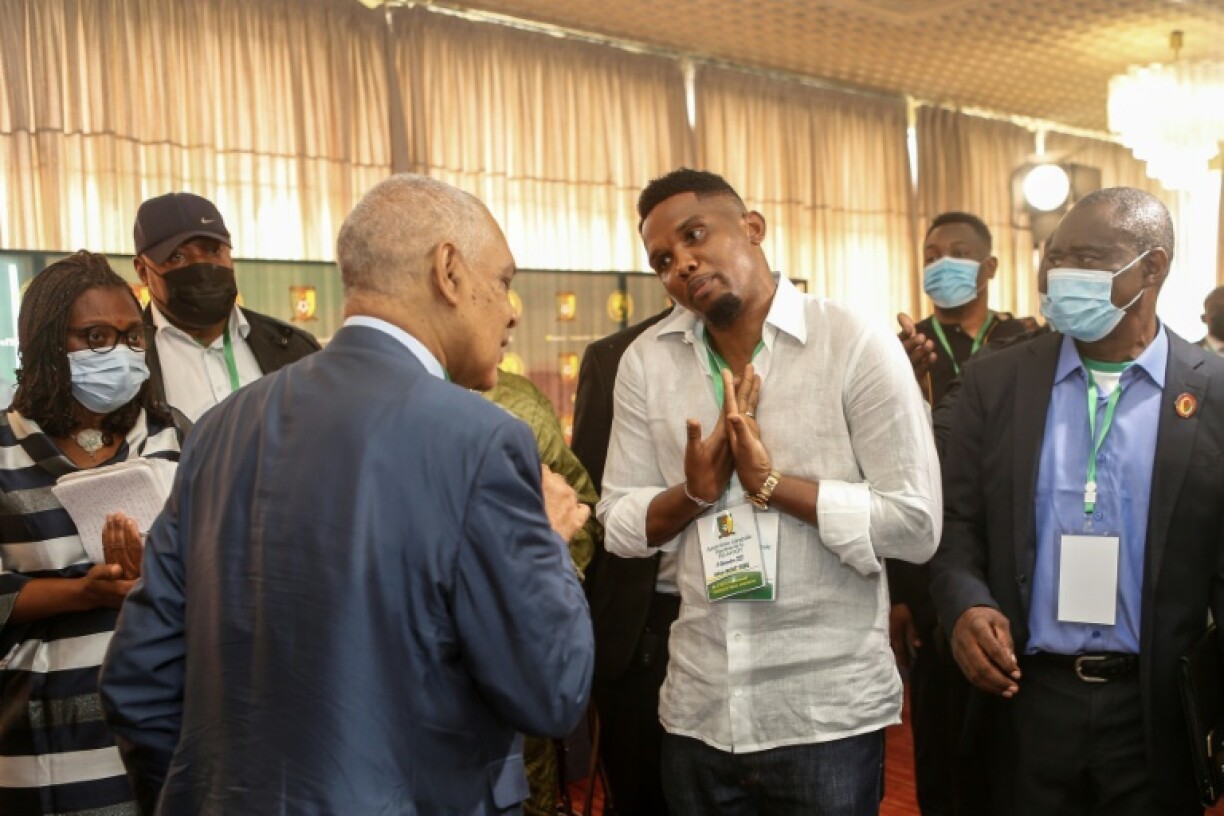 Le tout nouveau patron de la Fédération camerounaise de foot Samuel Eto'o avec le président de la comission électorale Gilbert Schlick à Yaoundé, le 11 décembre 2021