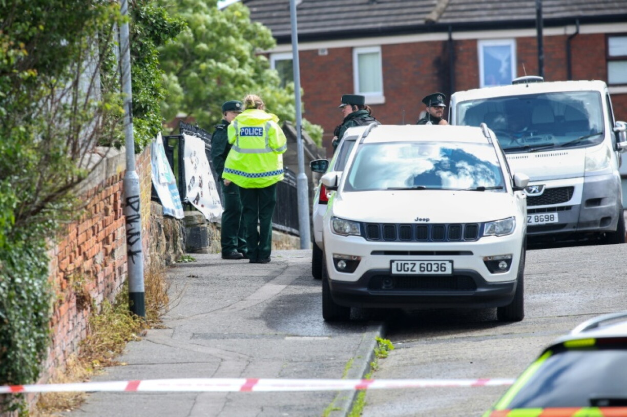 Des policiers sur les lieux d'une agression au couteau avenue Kinnaird, dans le nord de Belfast, en Irlande du Nord, le 9 juin 2026