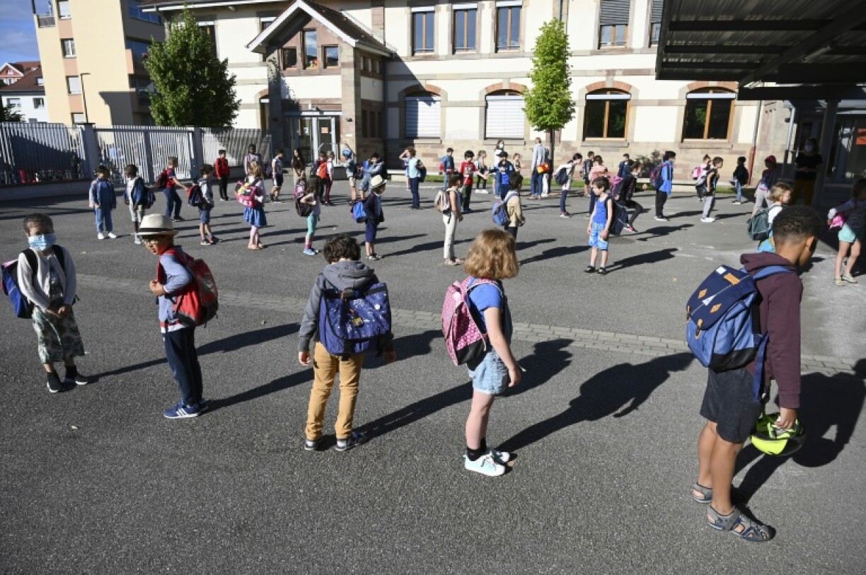 Des élèves respectent la distanciation sociale dans la cour d'une école élémentaire à Strasbourg, le 22 juin 2020.