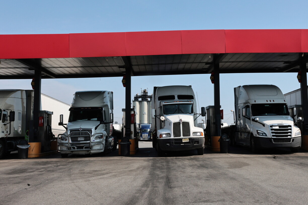 Un camion fait le plein dans une station-service Pilot le 17 septembre 2026 à Newark, dans le New Jersey.
