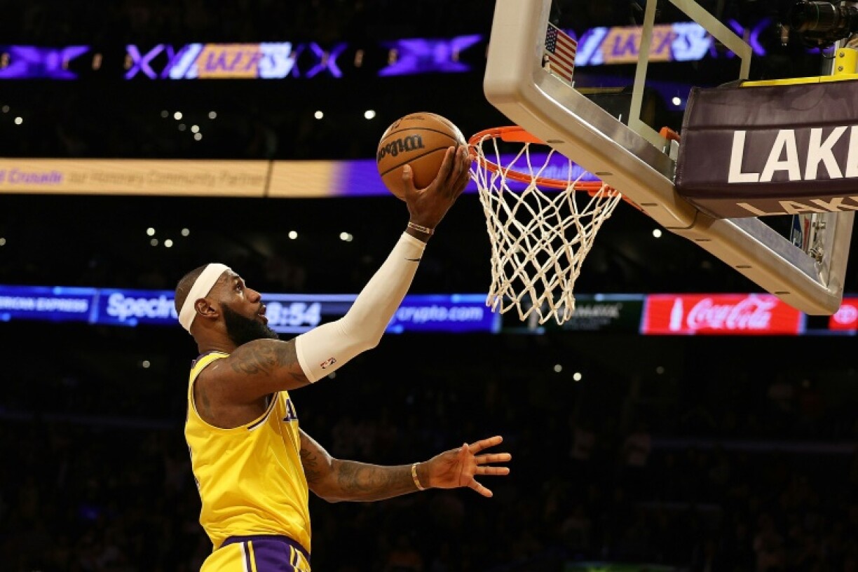 LeBron James dépose le ballon dans le panier lors du